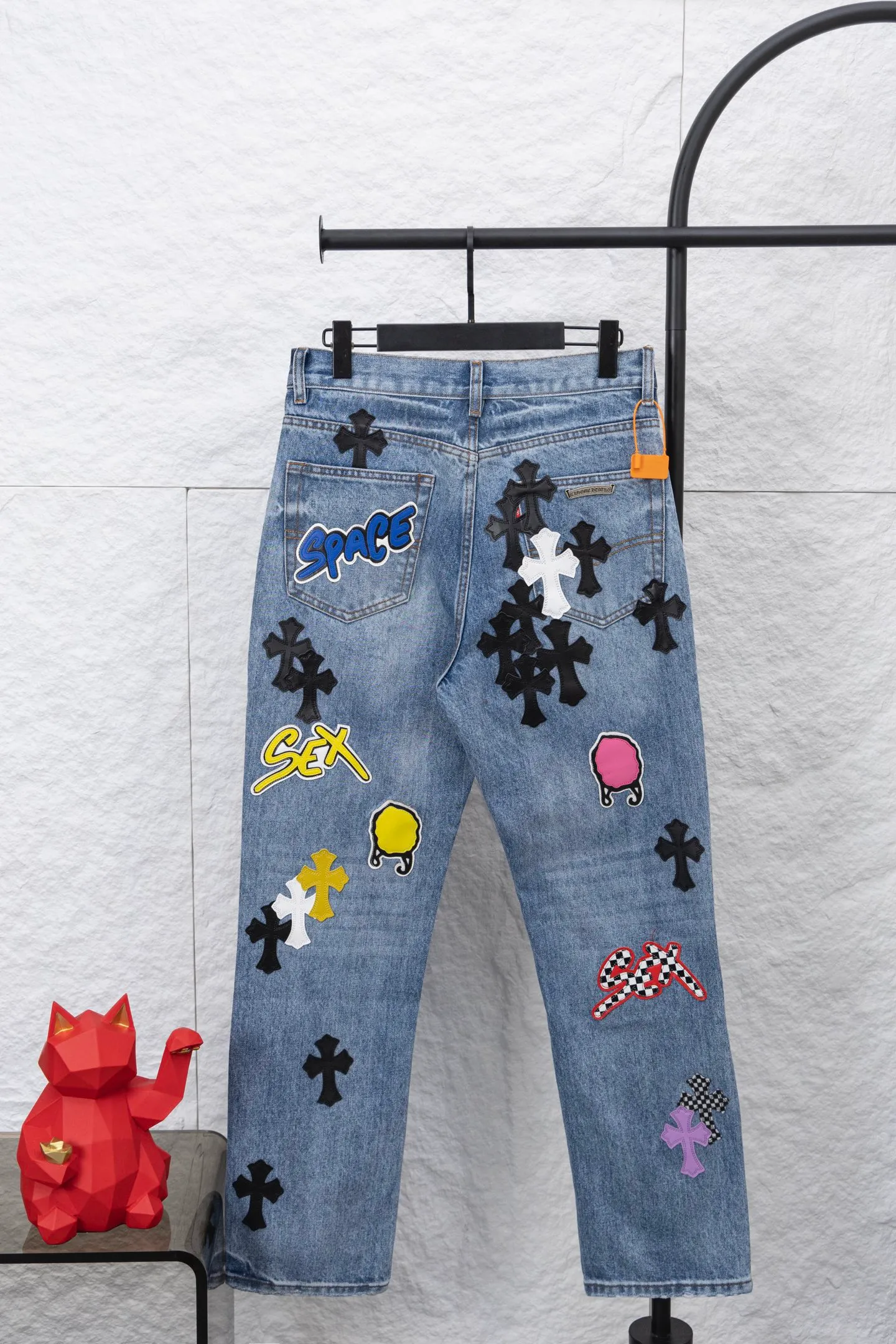 P320 model number/F095 CH Chromehearts blue graffiti cross patchwork leather heavy-duty cow king jeans, cabinet price 34W level, patchwork cross pattern embellishment, washed jeans! ! An absolutely high-end luxury product, a 1.9W-level god-level single product, a super popular product, made by top heavy industry, a magic weapon that cannot be missed!  [About Zangyin] This is an extremely luxurious fashion brand that can also be called the aristocracy of the high street. It has always been an exclusive brand for some hipsters or rich second generations. Compared with ordinary high streets, it is more luxurious and noble. Compared with luxury brands, it is more fashionable and individual. It has always been a brand that I have a special liking for. [Top heavy industry fashion design] Consistently high-street luxury style. Speaking of this style, the Zangyin family and GU family are definitely the leading representative brands. Especially the Zangyin family has really achieved a state-of-the-art effect in creating high-street style. The unique washed material is used to create this style. The color system is already quite eye-catching. After it is decorated with patchwork cross flowers, it cleverly highlights the charm of the brand. Secondly, this style uses classic The high-waist cutting design highlights the long legs and fashionable temperament of the upper body. The brand is highly recognizable and the slim fit configuration is more suitable for daily wear. It is a product that interprets personality, fashion, and specifications at a glance. This single product is enough to make any fan excited. It can be a white T-shirt for a youthful college style, or a tight suspender for a royal style. It has strong matching ability and can be easily controlled by men.   [Materials and craftsmanship] Needless to say, this point goes without saying. As an excellent craftsman brand, Zangyin’s requirements for details and craftsmanship are really perfect. The washed color of this model has gone through so many processes, not to mention the embellishment of denim appliques. It is also purely hand-made and sewn. Just like what they believe in, only hand-made things have soul and have the meaning of wear. A top-notch heavy-duty fashionable denim item, I look forward to your perfect interpretation! !   Color: Blue Version: Loose
